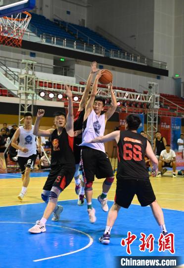 圖為西藏美康隊(白色球衣)對決雪域兄弟隊。　趙朗 攝