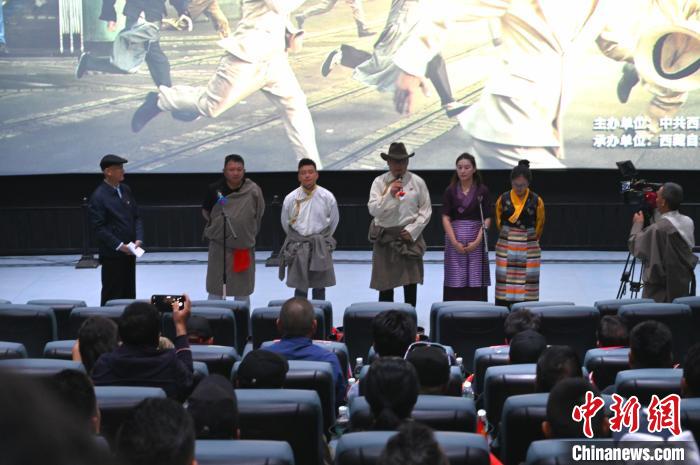 圖為主創(chuàng)人員分享譯制過(guò)程?！≮w朗 攝