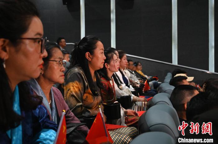 圖為觀眾觀看影片?！≮w朗 攝