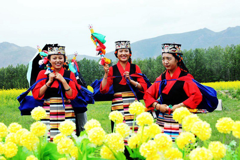 笑靨如花的群眾。洛?？酥閿z