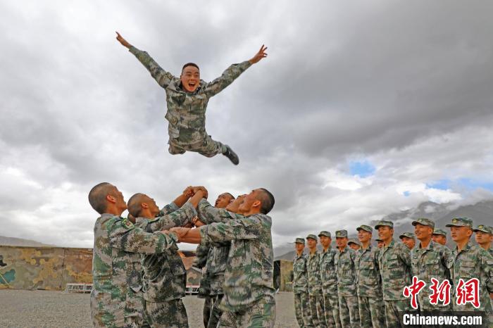 新兵進(jìn)行“空中燕子飛”。　王鵬程 攝