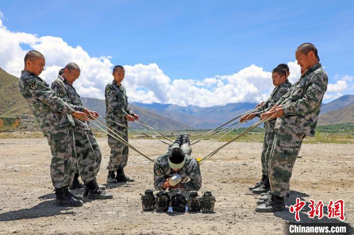 圖為荊棘排雷訓(xùn)練?！⊥踔緜?攝