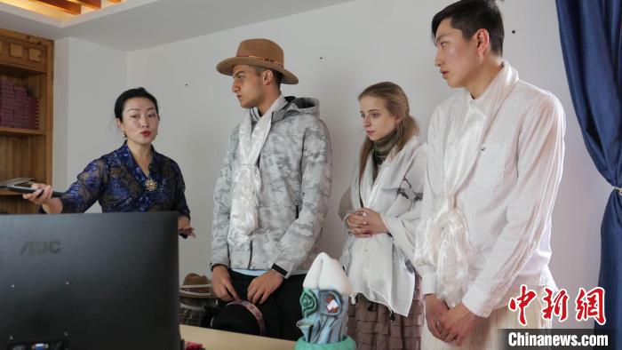 圖為圖為主播白瑪旺姆為留學(xué)生介紹直播流程?！≈x牧 攝