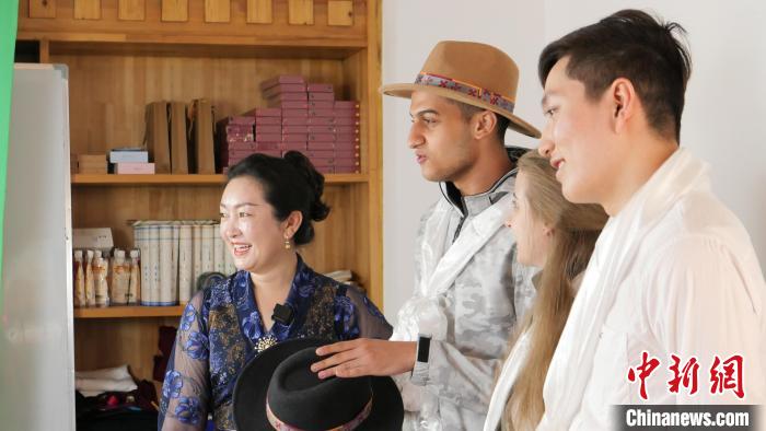 圖為留學(xué)生們正在直播帶貨?！≈x牧 攝