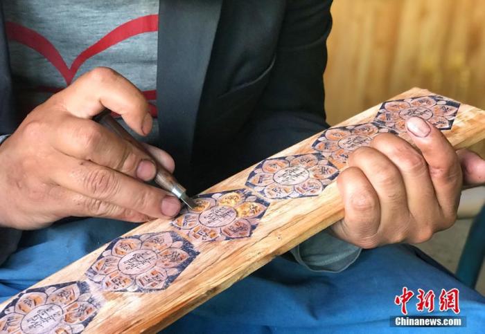 圖為7月14日，普松雕刻技藝傳承人嘎瑪曲扎正在家中進(jìn)行創(chuàng)作。 <a target='_blank' ><p  align=