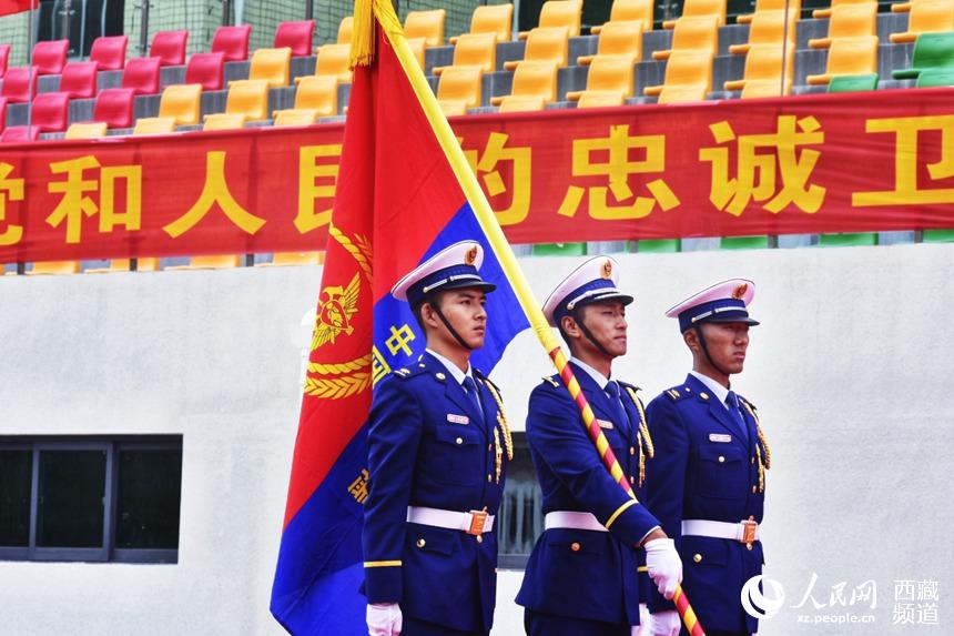 迎國家綜合性消防救援隊(duì)伍隊(duì)旗。人民網(wǎng) 李海霞 攝
