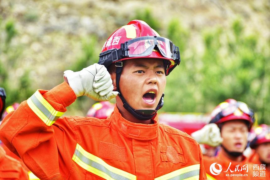 消防指戰(zhàn)員重溫入隊(duì)誓詞。人民網(wǎng) 李海霞 攝