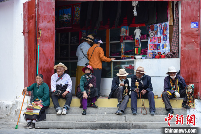 7月24日，轉(zhuǎn)經(jīng)老人在拉薩八廓街上休息。 <a target='_blank' ><p  align=