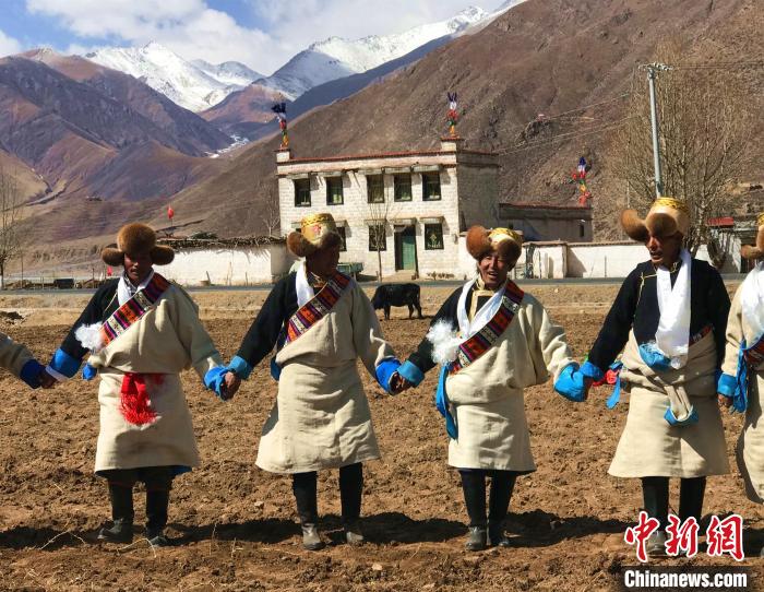 2021年3月，拉薩市德慶村村民在春耕儀式上表演傳統(tǒng)歌舞?！∪轿木?攝