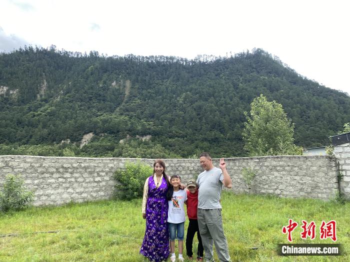 周勁名一家。彭寧鈴 攝