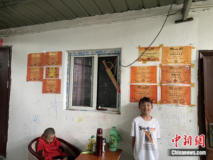 周勁名的大女兒和她獲得的獎(jiǎng)狀。彭寧鈴 攝