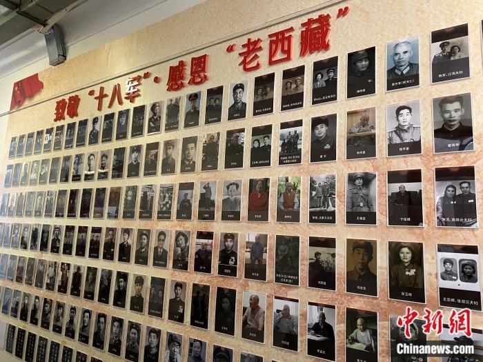 紅樓內(nèi)的展示墻。彭寧鈴 攝