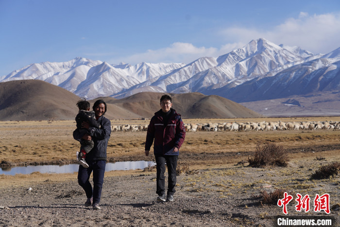 資料圖為4月29日，王克明在西藏自治區(qū)阿里地區(qū)噶爾縣義診。 <a target='_blank' ><p  align=