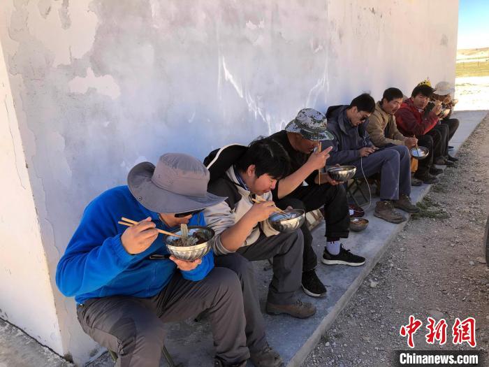 科考隊員在高原湖泊岸邊進(jìn)餐?！?lt;a target='_blank' ><p  align=