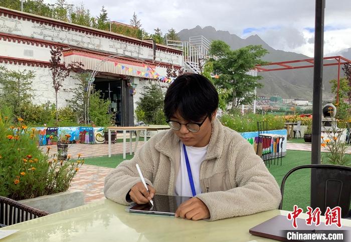 “Z世代”旦真旺加認(rèn)為，拉薩是一座開放與包容的城市，記憶中的拉薩是彩色的。2021年，旦真旺加從浙江大學(xué)漢語言文學(xué)專業(yè)畢業(yè)后，他選擇回到拉薩，成為一名漢語文實(shí)習(xí)助教。圖為8月4日，旦真旺加在課間陪學(xué)生玩耍。 <a target='_blank' ><p  align=