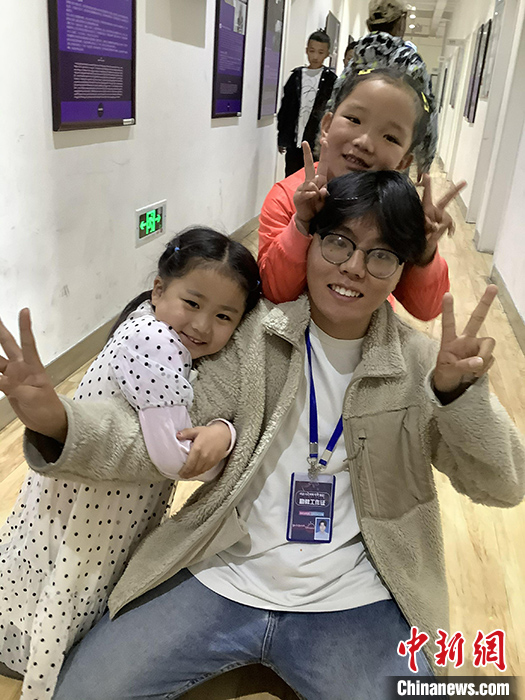 “Z世代”旦真旺加認(rèn)為，拉薩是一座開放與包容的城市，記憶中的拉薩是彩色的。2021年，旦真旺加從浙江大學(xué)漢語言文學(xué)專業(yè)畢業(yè)后，他選擇回到拉薩，成為一名漢語文實(shí)習(xí)助教。圖為8月4日，旦真旺加在課間陪學(xué)生玩耍。 <a target='_blank' ><p  align=