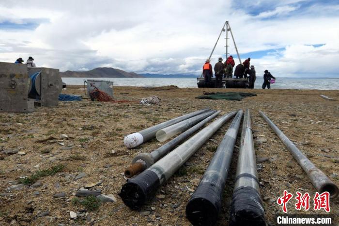 科考隊員從巴木錯采集的科研樣品?！?lt;a target='_blank' ><p  align=