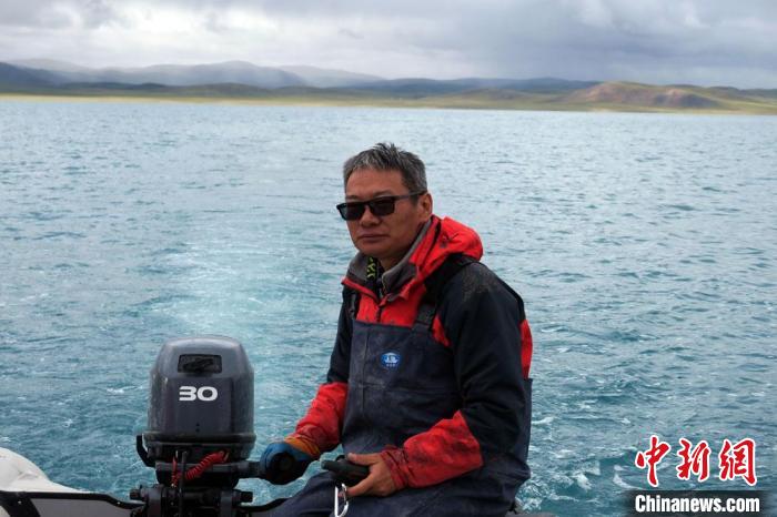 本次科考領隊、中科院青藏高原所侯居峙研究員駕駛充氣快艇?！?lt;a target='_blank' ><p  align=