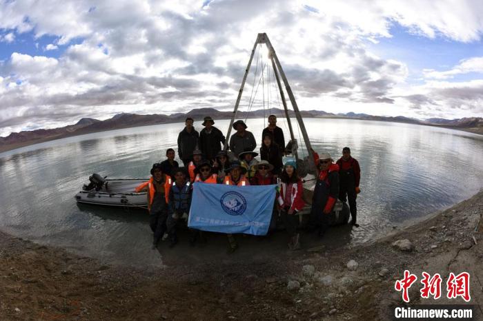 科考隊(duì)員在結(jié)則茶卡湖岸邊合影。　<a target='_blank' ></p><p  align=
