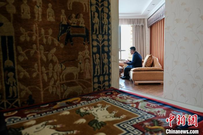 8月4日，次旦在拉薩的公司里懸掛展示的精美藏毯。 <a target='_blank' ><p  align=