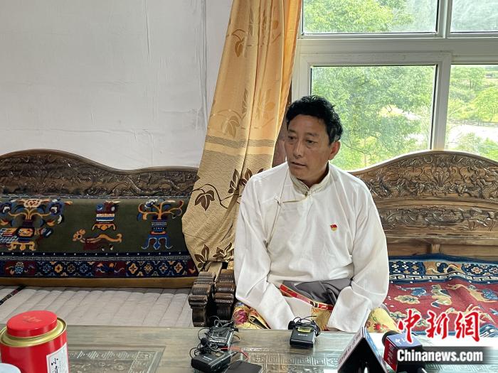 巴卡村黨支部書(shū)記、村委會(huì)主任尼瑪次仁。周璟 攝