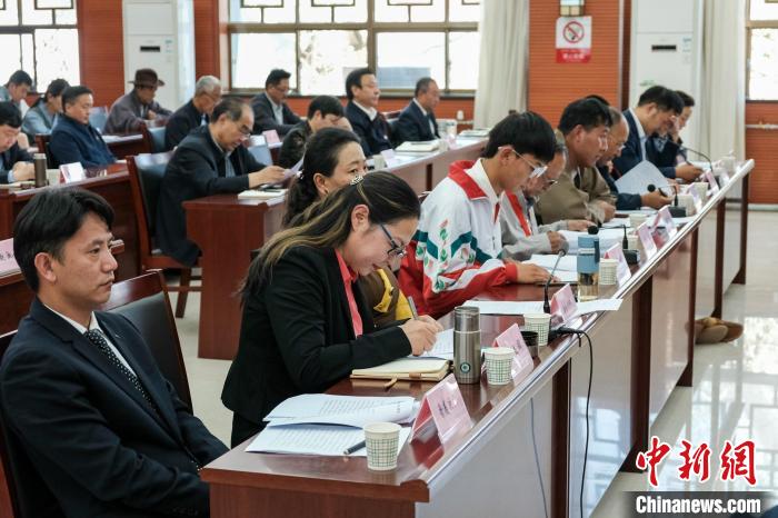 圖為8月10日座談會(huì)現(xiàn)場(chǎng)，左一為歸國定居藏胞晉美次旦?！〗w波 攝