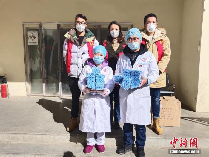 圖后排中間為萍措。(資料圖片) <a target='_blank' ><p  align=