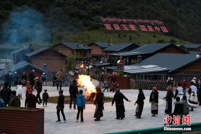 圖為8月5日，玉麥鄉(xiāng)民眾在鄉(xiāng)里跳鍋莊舞，從前的“三人鄉(xiāng)”熱鬧起來(lái)了。 <a target='_blank' ></p><p  align=