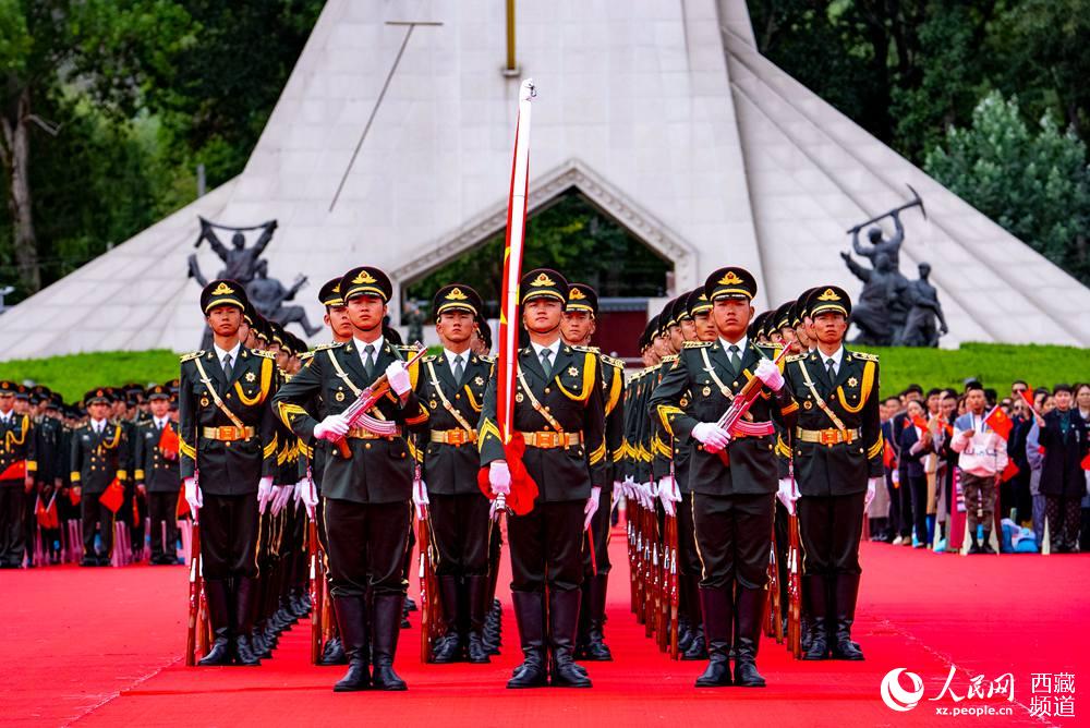 8月19日10時(shí)，慶祝西藏和平解放70周年大會在拉薩市布達(dá)拉宮廣場隆重舉行。這是大會舉行升旗儀式。徐馭堯 攝