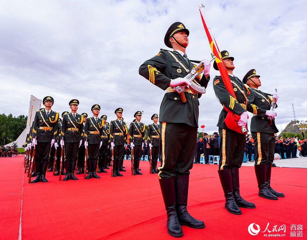 8月19日10時(shí)，慶祝西藏和平解放70周年大會在拉薩市布達(dá)拉宮廣場隆重舉行。這是大會舉行升旗儀式。徐馭堯 攝