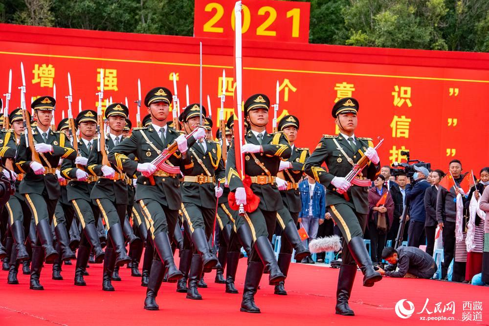 8月19日10時(shí)，慶祝西藏和平解放70周年大會在拉薩市布達(dá)拉宮廣場隆重舉行。這是大會舉行升旗儀式。徐馭堯 攝