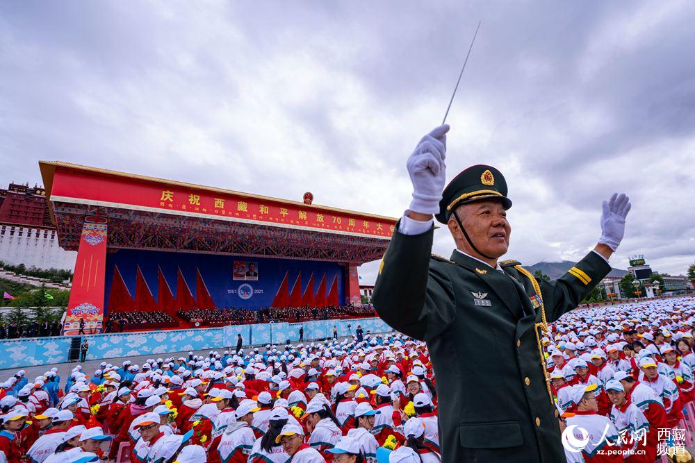 8月19日10時(shí)，慶祝西藏和平解放70周年大會在拉薩市布達(dá)拉宮廣場隆重舉行。徐馭堯 攝