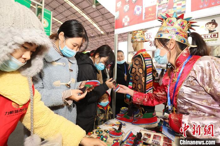 西藏瓊結(jié)赴襄陽參加漢江流域農(nóng)業(yè)博覽會(huì)，農(nóng)特產(chǎn)品受青睞(資料圖) 湖北省援藏辦供圖