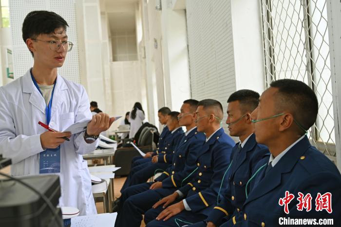 圖為研究團(tuán)隊(duì)成員登記消防員信息?！≮w朗 攝