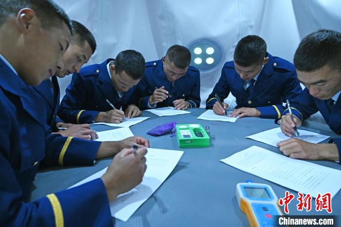 圖為消防員在高壓氧艙內(nèi)填寫問卷?！≮w朗 攝