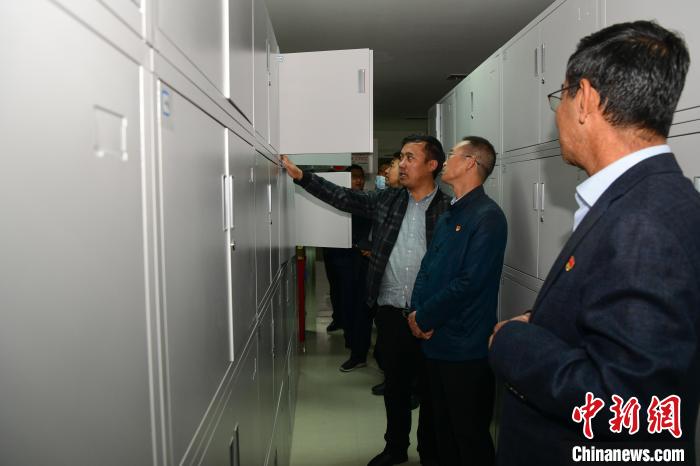 圖為參加西藏三大重點(diǎn)文物保護(hù)維修工程檔案移交進(jìn)館儀式人員參觀拉薩市檔案館。　貢嘎來松 攝