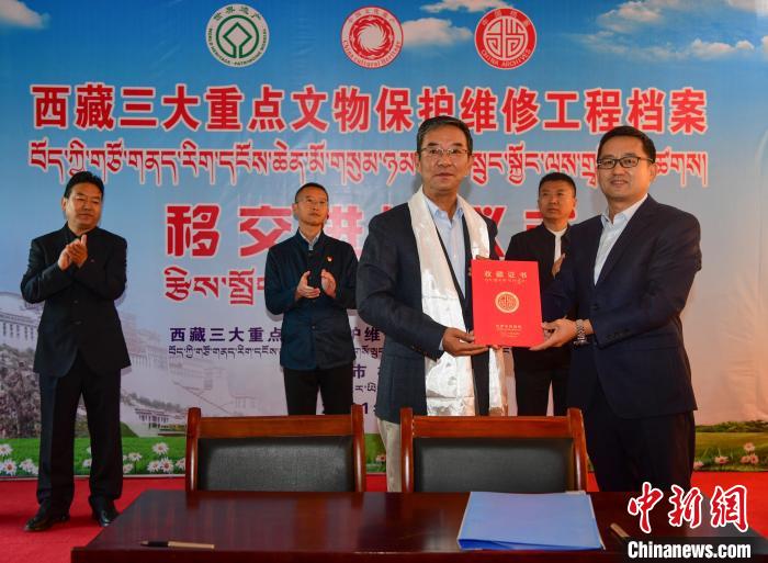 圖為西藏三大重點(diǎn)文物保護(hù)維修工程檔案移交進(jìn)館儀式現(xiàn)場(chǎng)?！∝暩聛硭?攝