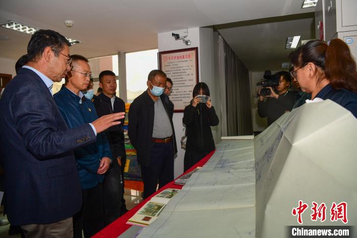 圖為參加西藏三大重點(diǎn)文物保護(hù)維修工程檔案移交進(jìn)館儀式人員參觀布達(dá)拉宮手繪圖紙?！∝暩聛硭?攝