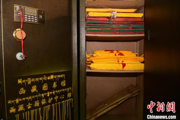 圖為拉薩市檔案館里收藏的藏文古籍?！∝暩聛硭?攝