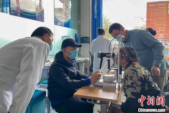 圖為9月10日，專家在日喀則藏康醫(yī)院開展義診活動。　梁雅琪 攝