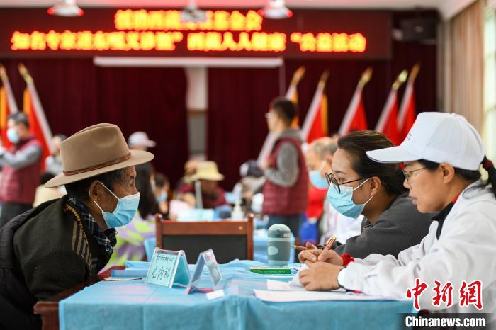 圖為9月11日，西藏日喀則桑珠孜區(qū)東嘎鄉(xiāng)義診現(xiàn)場?！〗w波 攝