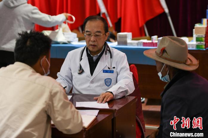 北京大學(xué)人民醫(yī)院心臟中心副主任、博士生導(dǎo)師王偉民為農(nóng)牧民問診?！〗w波 攝