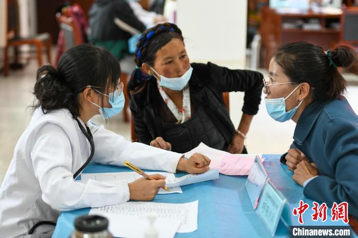 因不少農(nóng)牧民不會普通話，義診活動現(xiàn)場，鄉(xiāng)政府為每位醫(yī)生配了一名翻譯。　江飛波 攝