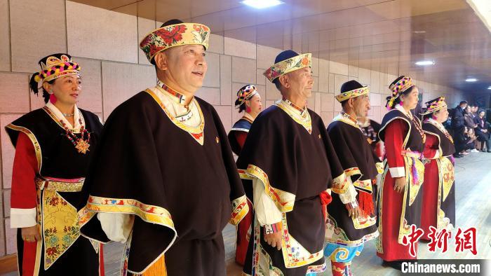 圖為西藏老年舞蹈隊(duì)在后臺(tái)準(zhǔn)備上場(chǎng)。　貢桑拉姆 攝