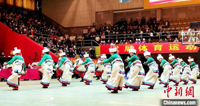 圖為西藏老年舞蹈隊(duì)齊跳傳統(tǒng)鍋莊舞?！∝暽＠?攝