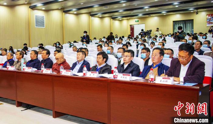 圖為與會(huì)專(zhuān)家學(xué)者聽(tīng)會(huì)?！钪覍?攝