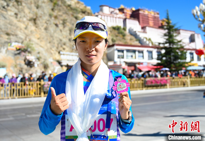 圖為女子半程馬拉松冠軍次仁措姆。 <a target='_blank' ><p  align=