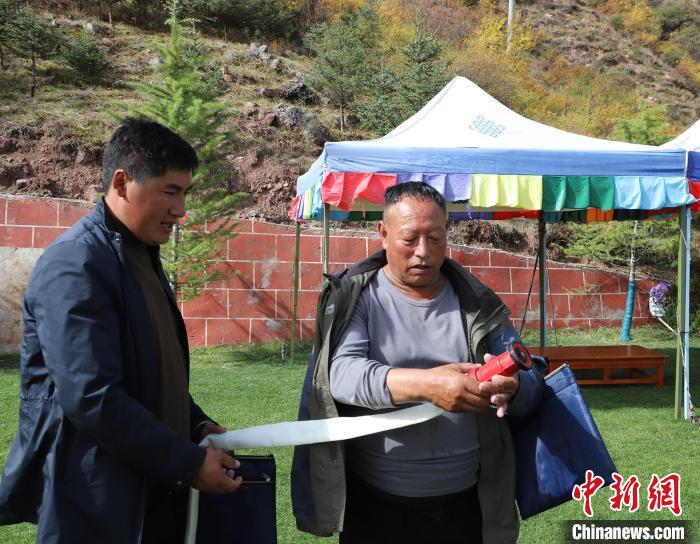 圖為護(hù)林員操作體驗(yàn)滅火裝備?！〔际猩窒乐ш?duì) 供圖