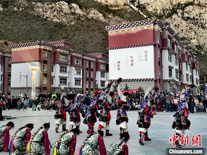 圖為文藝工作者在新村表演節(jié)目?！∽筘暱h委宣傳部 供圖