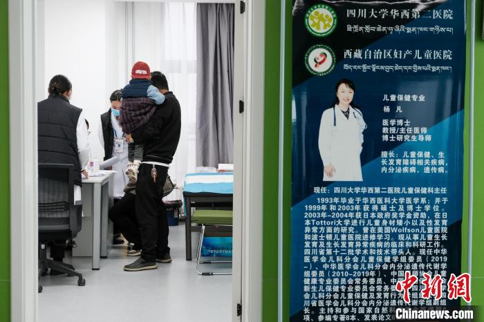 圖為四川大學華西第二醫(yī)院專家接診?！〗w波 攝